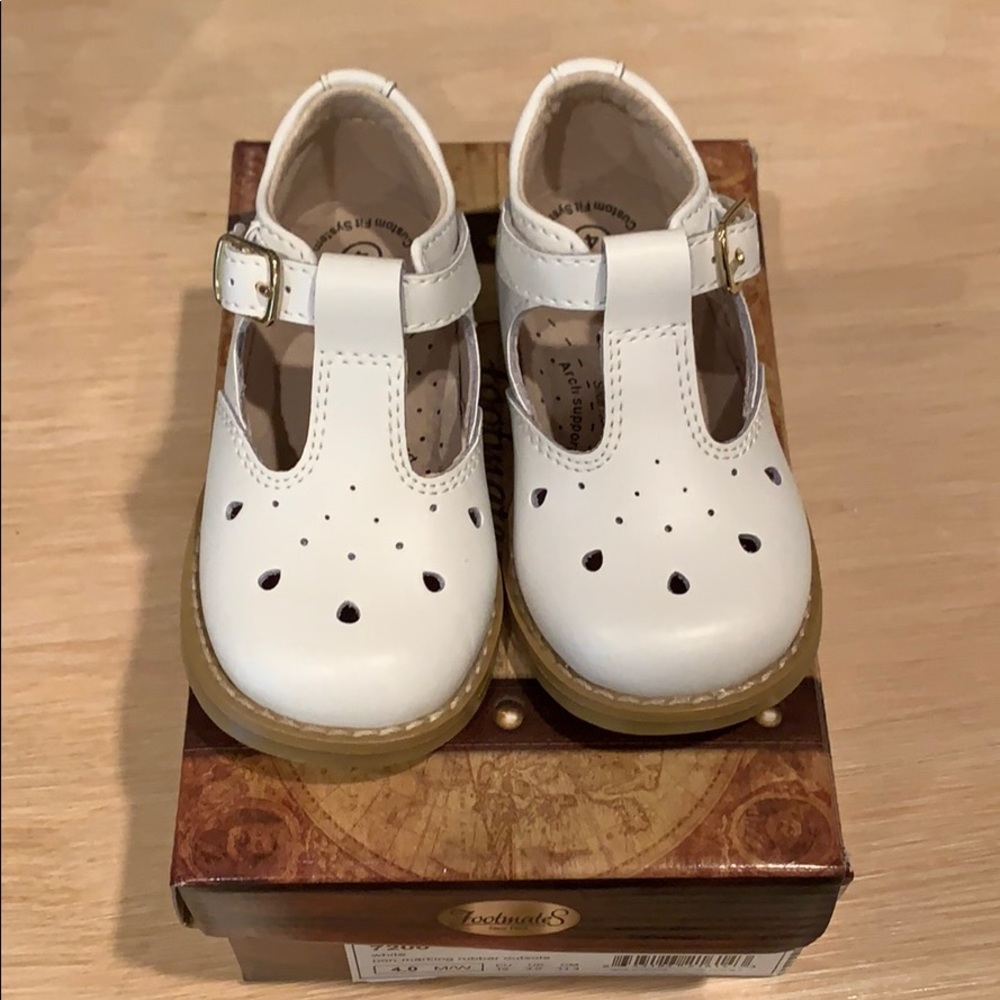 NWT Footmates Harper size 4